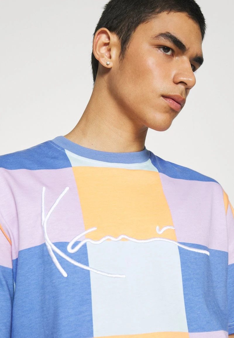 SIGNATURE BLOCK TEE UNISEX - T-Shirt print - blue Karl Kani SIGNATURE BLOCK TEE UNISEX - T-Shirt Print - Blue -Outlet KARL KANI Store 01a0fb277c12498398757d8bb99310da