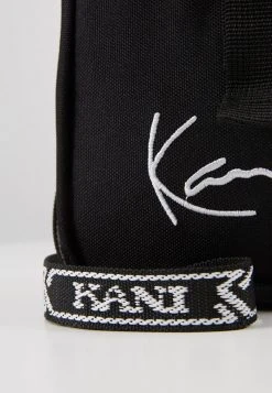 Karl Kani SIGNATURE TAPE MESSENGER BAG - Umhängetasche - Black/white, Unisex 9 Karl Kani SIGNATURE TAPE MESSENGER BAG - Umhängetasche - Black/white, Unisex -Outlet KARL KANI Store 020fe1f7b30f43618a670066a8742113
