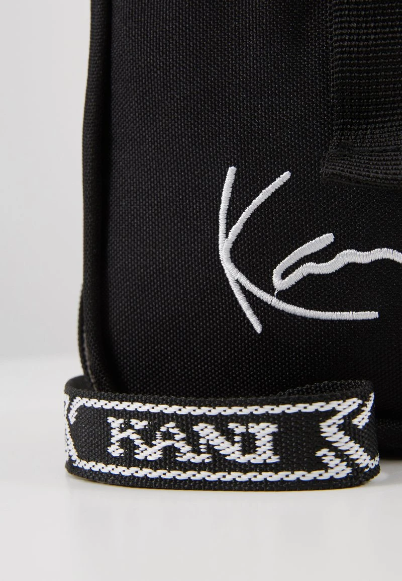 Karl Kani SIGNATURE TAPE MESSENGER BAG - Umhängetasche - Black/white, Unisex 5 Karl Kani SIGNATURE TAPE MESSENGER BAG - Umhängetasche - Black/white, Unisex – Bild 3