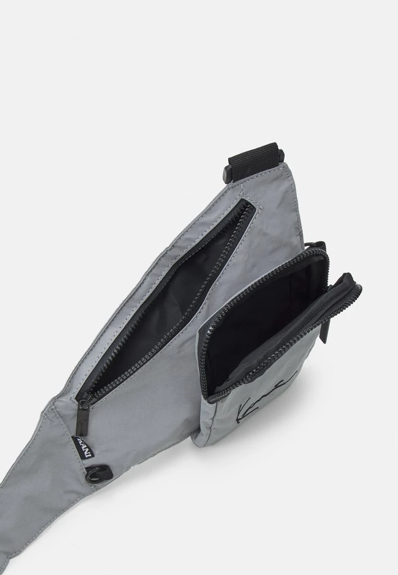 SIGNATURE REFLECTIVE CROSSBODY BAG - Umhängetasche - silver Karl Kani SIGNATURE REFLECTIVE CROSSBODY BAG - Umhängetasche - Silver, Unisex -Outlet KARL KANI Store 031b96dc9de14f79a89d0de0a02361c6