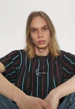 Karl Kani SMALL SIGNATURE PINSTRIPE TEE - T-Shirt Print - Black, Herren -Outlet KARL KANI Store 03d82d4b072c482297c81bc06494d530