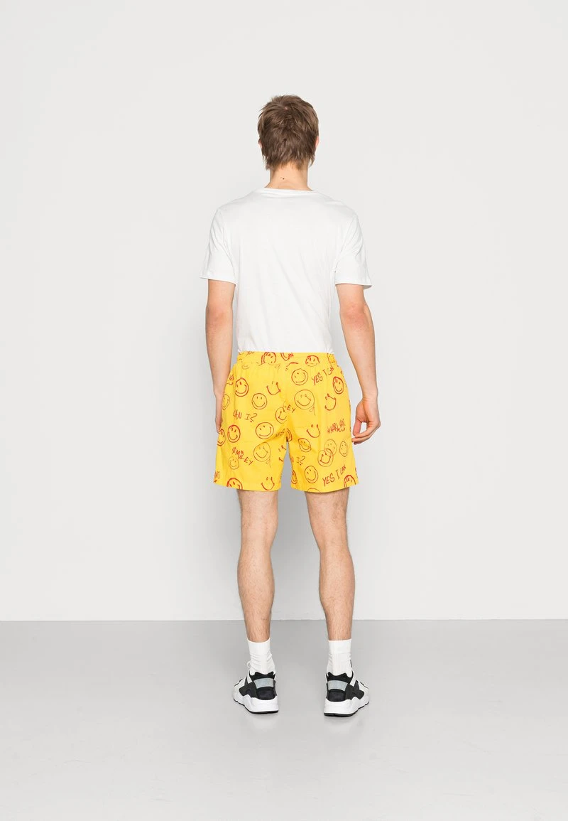 KARL KANI X SMILEY® SIGNATURE RESORT UNISEX - Shorts - yellow KARL KANI X SMILEY® SIGNATURE RESORT UNISEX - Shorts - Yellow -Outlet KARL KANI Store 04e5d3885c7644d080e4d5c457eab659