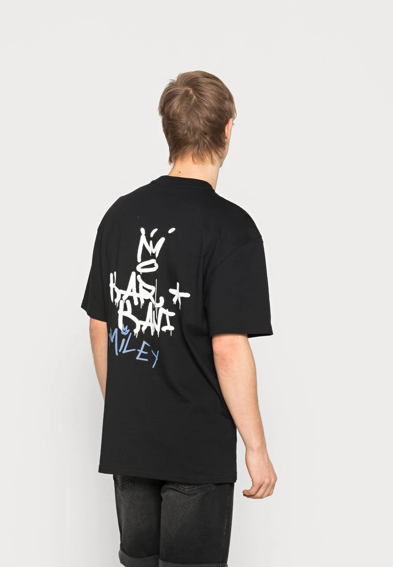 KARL KANI X SMILEY® SMALL SIGNATURE PRINT TEE - T-Shirt Print - Black, Unisex 3 KARL KANI X SMILEY® SMALL SIGNATURE PRINT TEE - T-Shirt Print - Black, Unisex