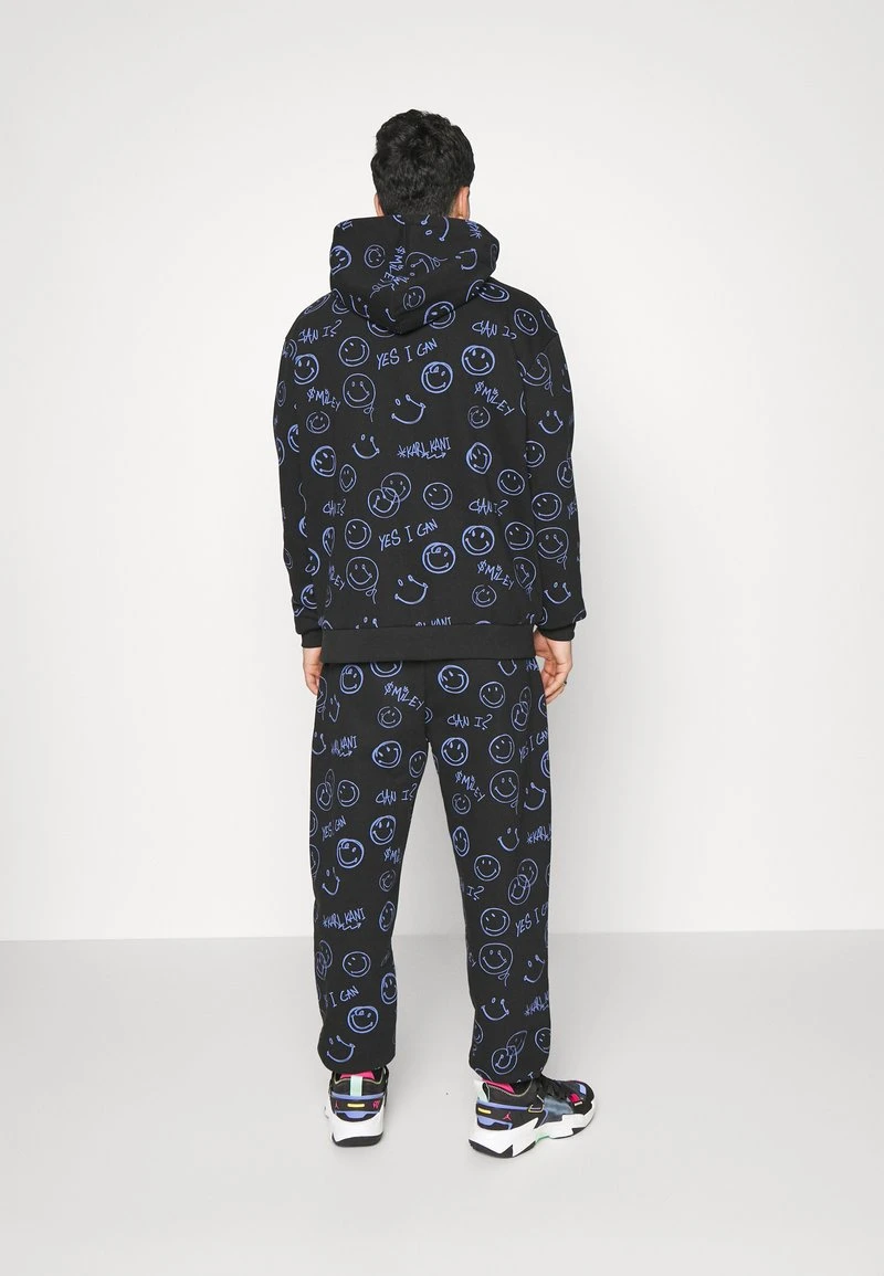 KARL KANI X SMILEY® SIGNATURE REGULAR FIT UNISEX - Jogginghose - Black 7 KARL KANI X SMILEY® SIGNATURE REGULAR FIT UNISEX - Jogginghose - Black – Bild 5