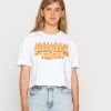 Karl Kani SIGNATURE CROP PRINT TEE WHITE - T-Shirt Print - White, Damen 1 Karl Kani SIGNATURE CROP PRINT TEE WHITE - T-Shirt Print - White, Damen -Outlet KARL KANI Store 0b8eb57b16e343f1b6dc67dc200a4178