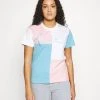 Karl Kani SIGNATURE BLOCK TEE - T-Shirt Print - Light Blue, Damen 2 Karl Kani SIGNATURE BLOCK TEE - T-Shirt Print - Light Blue, Damen -Outlet KARL KANI Store 0c3c59318bb44a2cadcad9f058d2b73b