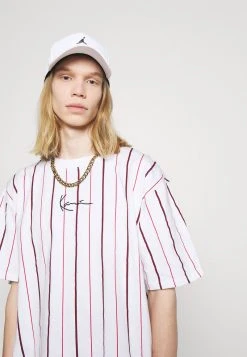 Karl Kani SMALL SIGNATURE PINSTRIPE TEE - T-Shirt Print - White, Herren 15 Karl Kani SMALL SIGNATURE PINSTRIPE TEE - T-Shirt Print - White, Herren -Outlet KARL KANI Store 0de2894ea81845ce89900a594ced97f9
