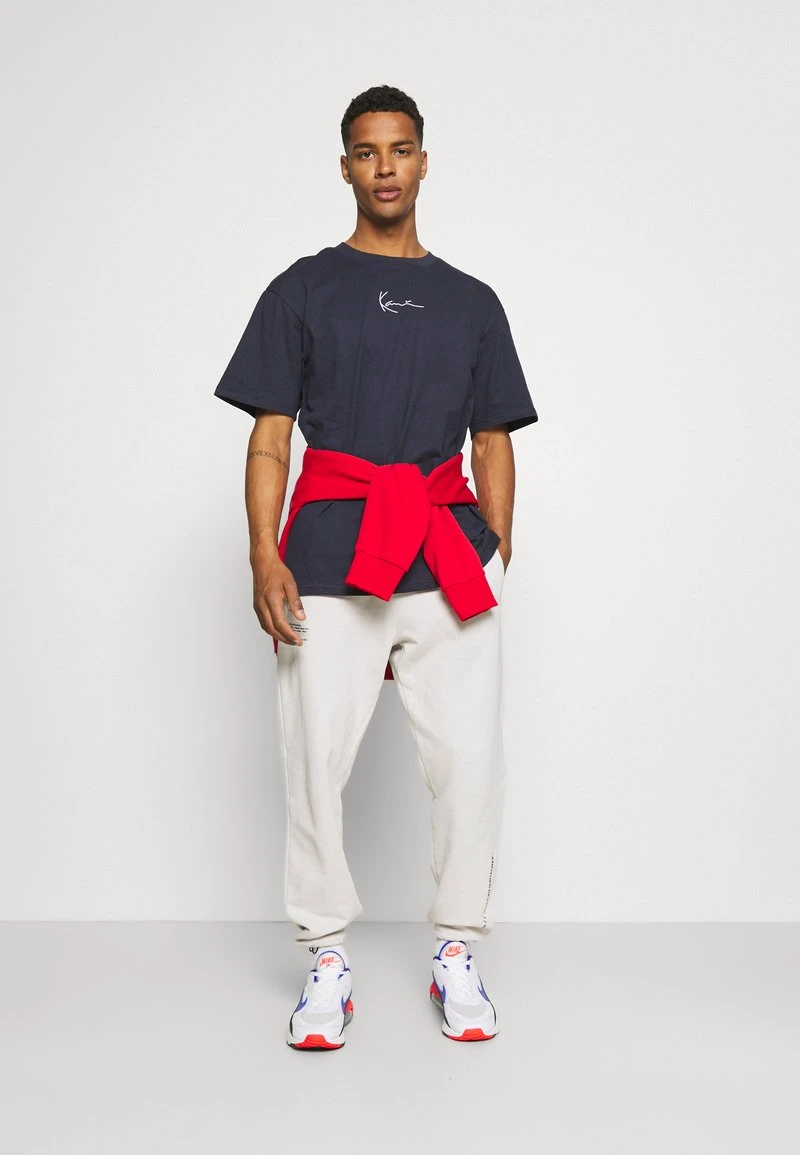SMALL SIGNATURE TEE - T-Shirt print - navy Karl Kani SMALL SIGNATURE TEE - T-Shirt Print - Navy, Herren -Outlet KARL KANI Store 0e3c76b7337c4422a8544c62f8feba7b