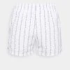 Karl Kani ORIGINALS BOARD - Badeshorts - White, Herren 2 Karl Kani ORIGINALS BOARD - Badeshorts - White, Herren -Outlet KARL KANI Store 0e851b12018a408aac707fa8783a0cf5