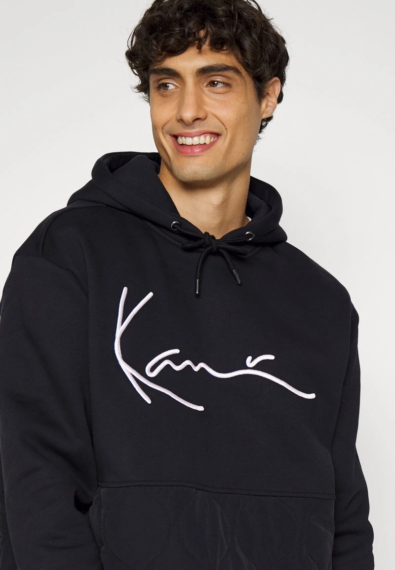 Karl Kani SIGNATURE QUILTED BLOCK HOODIE UNISEX - Kapuzenpullover - Black 8 Karl Kani SIGNATURE QUILTED BLOCK HOODIE UNISEX - Kapuzenpullover - Black – Bild 6