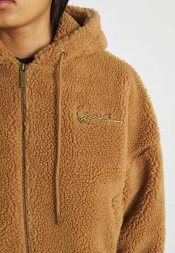 Karl Kani SIGNATURE - Fleecejacke - Sand, Damen 11 Karl Kani SIGNATURE - Fleecejacke - Sand, Damen -Outlet KARL KANI Store 0feb4761a882478e83d6b6daffb7ef5a