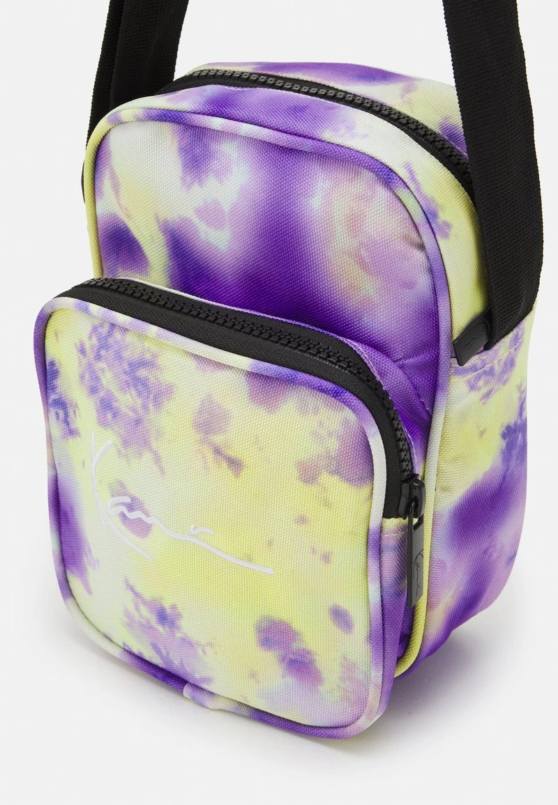 Karl Kani SIGNATURE TIE DYE MESSENGER - Umhängetasche - Lilac/yellow, Herren 6 Karl Kani SIGNATURE TIE DYE MESSENGER - Umhängetasche - Lilac/yellow, Herren – Bild 4