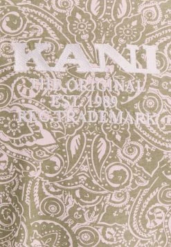 Karl Kani UNISEX RETRO PAISLEY TEE - T-Shirt Print - Rose 16 Karl Kani UNISEX RETRO PAISLEY TEE - T-Shirt Print - Rose -Outlet KARL KANI Store 112f3ca3bac94fcc8b624fcfa05694a4