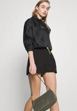 Karl Kani SMALL SIGNATURE - Shorts - Black, Damen -Outlet KARL KANI Store 116812f2be7c450eac8ff0e400b58d69