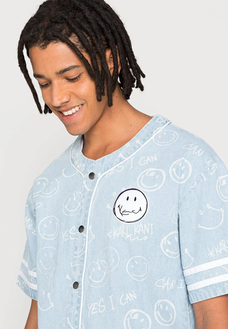 KARL KANI X SMILEY® OG BASEBALL SHIRT - Hemd - Bleached Blue, Herren 7 KARL KANI X SMILEY® OG BASEBALL SHIRT - Hemd - Bleached Blue, Herren – Bild 5
