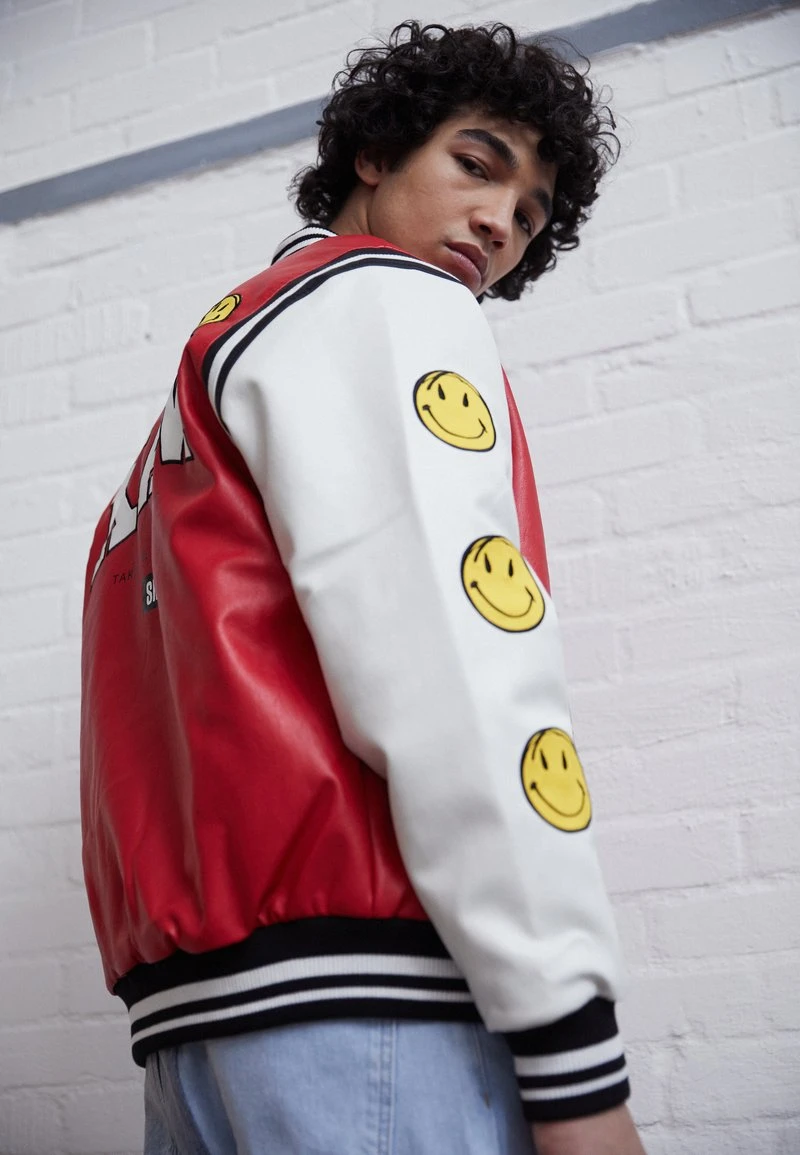 KARL KANI X SMILEY® COLLEGE JACKET - Kunstlederjacke - red KARL KANI X SMILEY® COLLEGE JACKET - Kunstlederjacke - Red, Herren -Outlet KARL KANI Store 13e3dc8fba23421dacdb0600534ca3c4