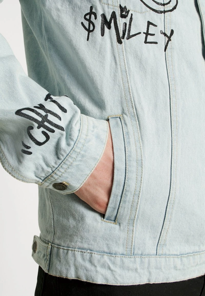 KARL KANI X SMILEY® RETRO SCRIBBLE JACKET UNISEX - Jeansjacke - Bleached Blue 9 KARL KANI X SMILEY® RETRO SCRIBBLE JACKET UNISEX - Jeansjacke - Bleached Blue – Bild 7