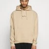 Karl Kani UNISEX SMALL SIGNATURE HOODY - Kapuzenpullover - Sand 1 Karl Kani UNISEX SMALL SIGNATURE HOODY - Kapuzenpullover - Sand -Outlet KARL KANI Store 14cbff63b4cd4b63bc8452a703e05ede