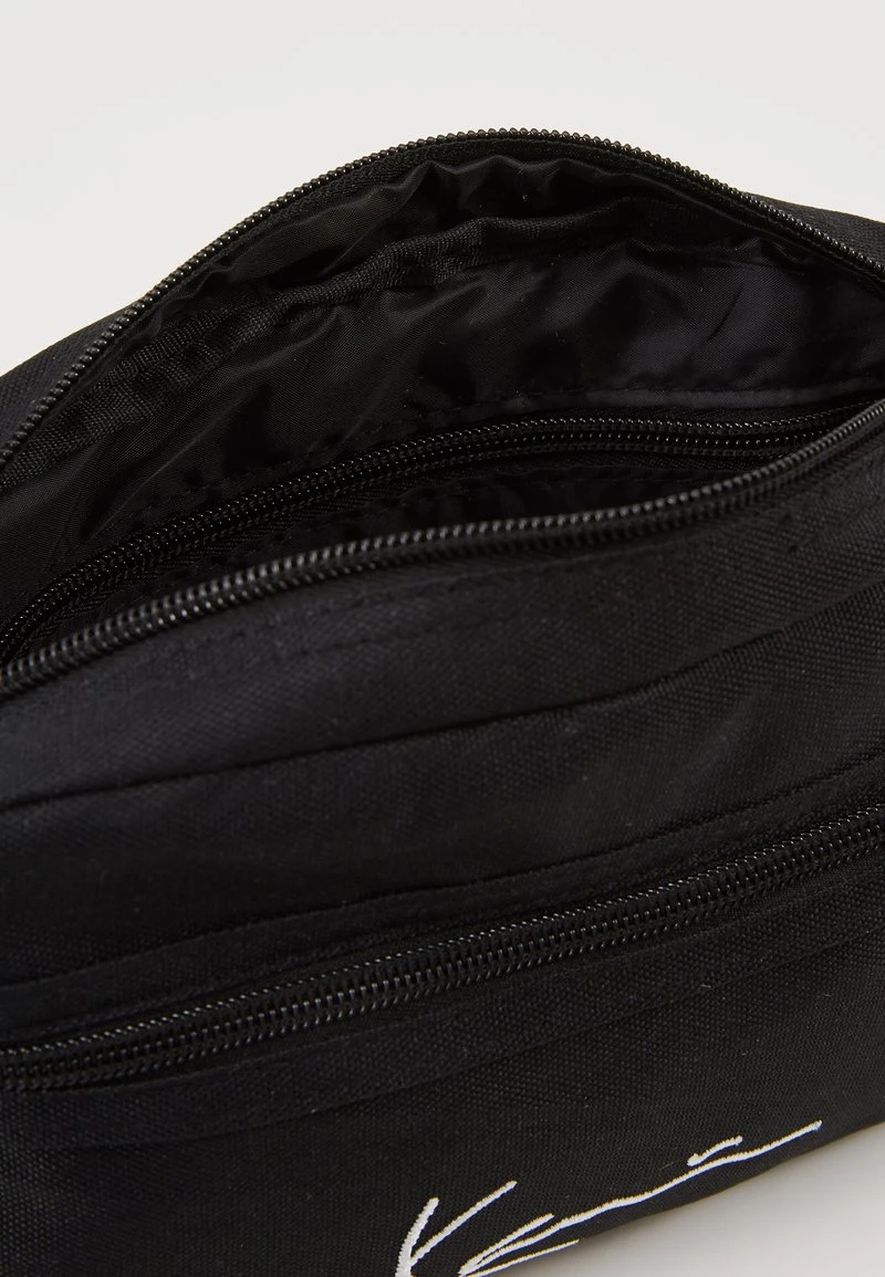 KK SIGNATURE TAPE HIP BAG - Gürteltasche - black/white Karl Kani KK SIGNATURE TAPE HIP BAG - Gürteltasche - Black/white, Unisex -Outlet KARL KANI Store 14fc4d9c58d2472ba4956fedaa600b23