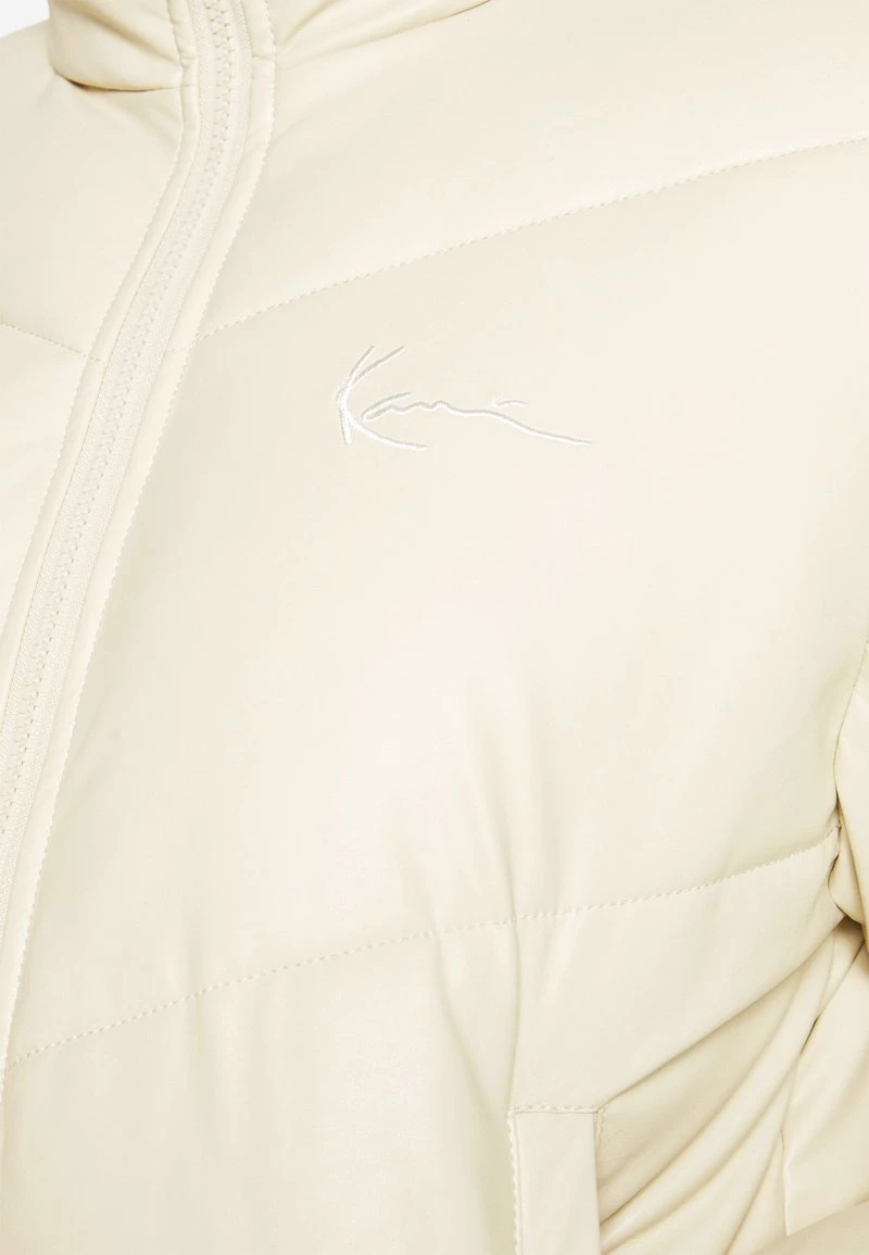 CHEST SIGNATURE PUFFER JACKET - Winterjacke - light sand Karl Kani CHEST SIGNATURE PUFFER JACKET - Winterjacke - Light Sand, Damen -Outlet KARL KANI Store 157aae4f6d1445ffa271b869b9e50e29