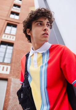 Karl Kani CHEST SIGNATURE STRIPE TEE - Poloshirt - Red, Herren 12 Karl Kani CHEST SIGNATURE STRIPE TEE - Poloshirt - Red, Herren -Outlet KARL KANI Store 17c916651c8e4a0ba694b0a67376a506