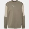 Karl Kani SMALL SIGNATURE PATCHWORK CREW UNISEX - Sweatshirt - Dark Green 2 Karl Kani SMALL SIGNATURE PATCHWORK CREW UNISEX - Sweatshirt - Dark Green -Outlet KARL KANI Store 1a0d44b9667c4086af4a9f87568a99f7