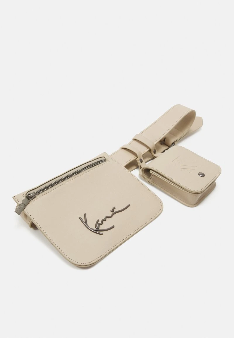SIGNATURE MULTIPOCKET UNISEX - Gürteltasche - cream Karl Kani SIGNATURE MULTIPOCKET UNISEX - Gürteltasche - Cream -Outlet KARL KANI Store 1b1bc281b54248539c4bd91e13d84022