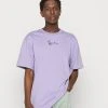 Karl Kani SIGNATURE TEE UNISEX - T-Shirt Basic - Lilac -Outlet KARL KANI Store 1bdeb757c2984f77bd4d4e772e492ad9