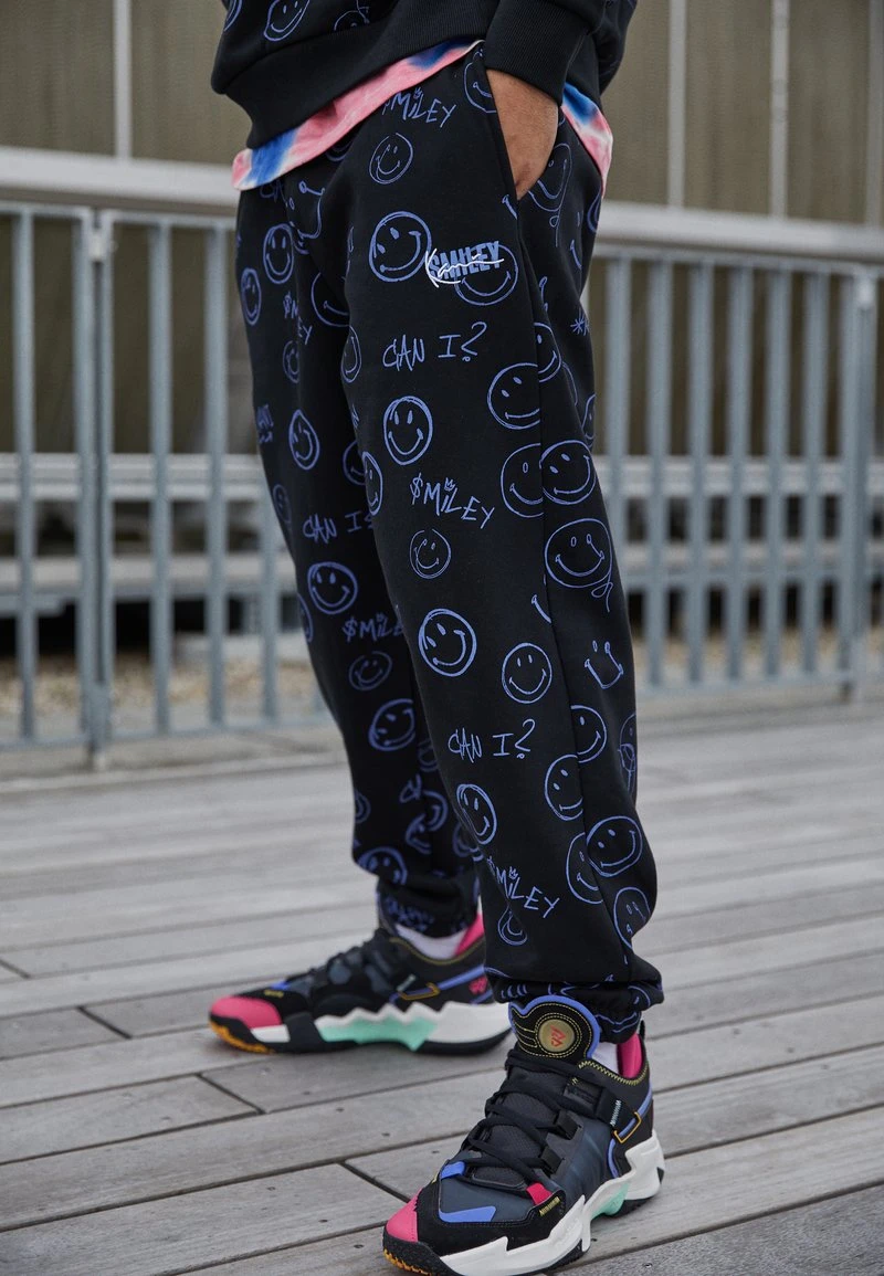 KARL KANI X SMILEY® SIGNATURE REGULAR FIT UNISEX - Jogginghose - Black 5 KARL KANI X SMILEY® SIGNATURE REGULAR FIT UNISEX - Jogginghose - Black – Bild 3