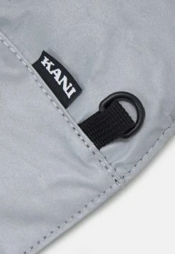 Karl Kani SIGNATURE REFLECTIVE CROSSBODY BAG - Umhängetasche - Silver, Unisex 5 Karl Kani SIGNATURE REFLECTIVE CROSSBODY BAG - Umhängetasche - Silver, Unisex -Outlet KARL KANI Store 1e6b52c759ae4d5db48b90f5040a60ea