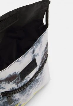 Karl Kani SIGNATURE TIE DYE POUCH BAG UNISEX - Umhängetasche - Black 10 Karl Kani SIGNATURE TIE DYE POUCH BAG UNISEX - Umhängetasche - Black -Outlet KARL KANI Store 1eb3bc002d6c48758b749c20497f0ed4