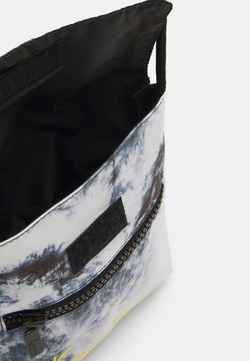Karl Kani SIGNATURE TIE DYE POUCH BAG UNISEX - Umhängetasche - Black 6 Karl Kani SIGNATURE TIE DYE POUCH BAG UNISEX - Umhängetasche - Black – Bild 4