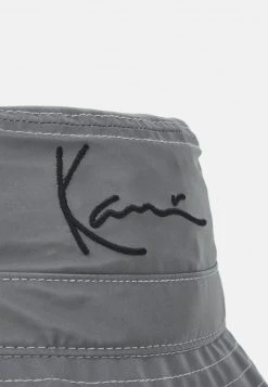 Karl Kani SIGNATURE REFLECTIVE BUCKET HAT - Hut - Silver, Unisex 4 Karl Kani SIGNATURE REFLECTIVE BUCKET HAT - Hut - Silver, Unisex -Outlet KARL KANI Store 1efb3cbd1ac141a1b5abbabc1e3df5a8