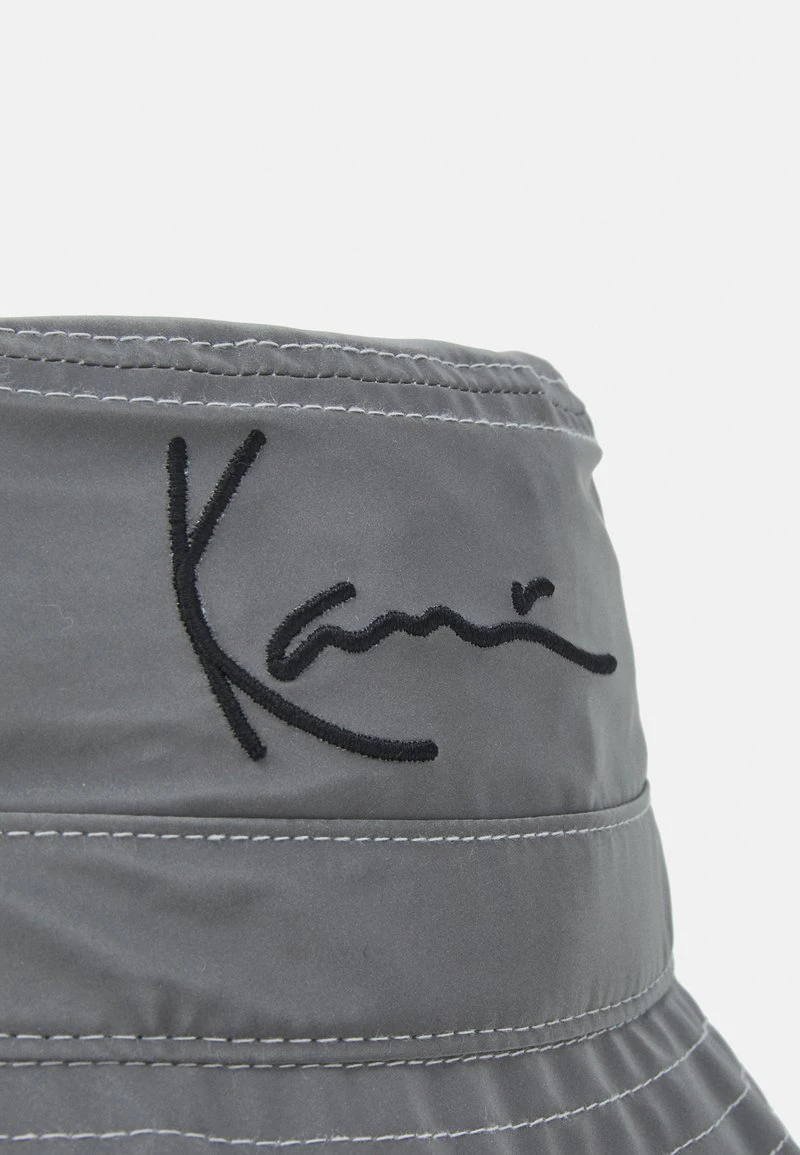 SIGNATURE REFLECTIVE BUCKET HAT - Hut - silver Karl Kani SIGNATURE REFLECTIVE BUCKET HAT - Hut - Silver, Unisex -Outlet KARL KANI Store 1efb3cbd1ac141a1b5abbabc1e3df5a8