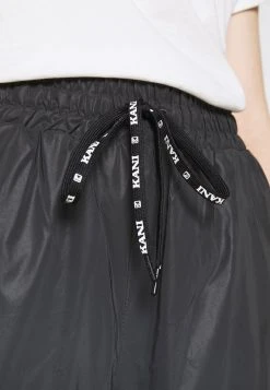 Karl Kani RETRO REFLECTIVE TRACKPANTS - Jogginghose - Black, Damen 15 Karl Kani RETRO REFLECTIVE TRACKPANTS - Jogginghose - Black, Damen -Outlet KARL KANI Store 20342e9159aa4d44ba09a92aa120f6c4