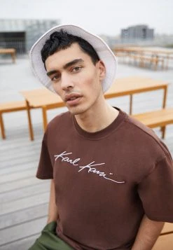 Karl Kani AUTOGRAPH TEE UNISEX - T-Shirt Basic - Brown 12 Karl Kani AUTOGRAPH TEE UNISEX - T-Shirt Basic - Brown -Outlet KARL KANI Store 20d96cbd75f14f6fbdd2ab47b30724de