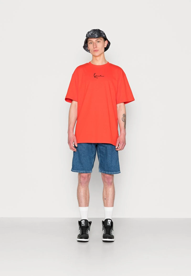 UNISEX SMALL SIGNATURE ESSENTIAL TEE - T-Shirt basic - red Karl Kani UNISEX SMALL SIGNATURE ESSENTIAL TEE - T-Shirt Basic - Red -Outlet KARL KANI Store 20e056c98f214310b181b273b286b2b8
