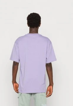 Karl Kani SIGNATURE TEE UNISEX - T-Shirt Basic - Lilac 4 Karl Kani SIGNATURE TEE UNISEX - T-Shirt Basic - Lilac -Outlet KARL KANI Store 215d3cf7d5c64d12a9dfa83dc5927e8a