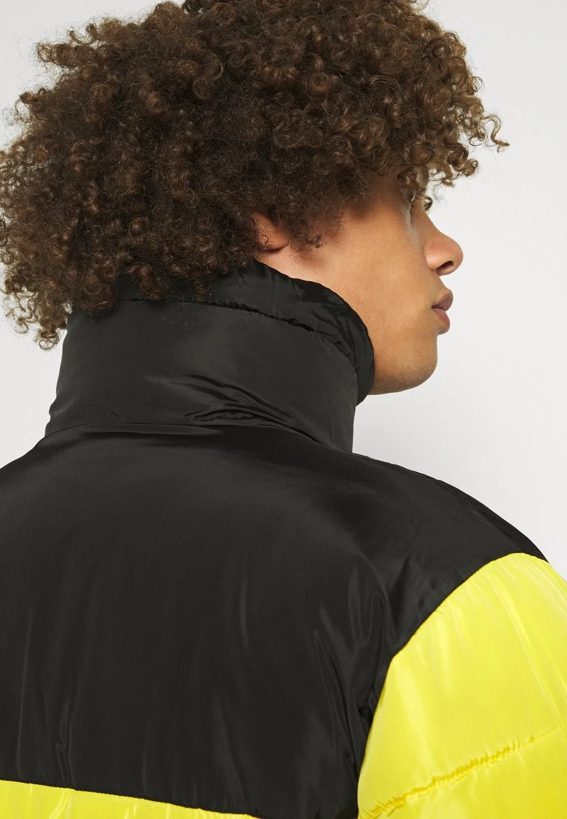 Karl Kani RETRO BLOCK PUFFER JACKET UNISEX - Winterjacke - Black/yellow 6 Karl Kani RETRO BLOCK PUFFER JACKET UNISEX - Winterjacke - Black/yellow – Bild 4