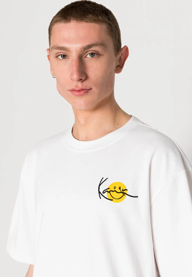 UNISEX CHEST SIGNATURE PRINT TEE - T-Shirt print - white Karl Kani UNISEX CHEST SIGNATURE PRINT TEE - T-Shirt Print - White -Outlet KARL KANI Store 21d0917dfdc84063abfbd5d0e7d596ab