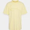 Karl Kani SIGNATURE DESTROYED TEE UNISEX - T-Shirt Print - Light Yellow 2 Karl Kani SIGNATURE DESTROYED TEE UNISEX - T-Shirt Print - Light Yellow -Outlet KARL KANI Store 23f1751a57ee4a28b1fe142547bb4872