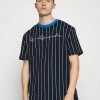 Karl Kani UNISEX ORIGINALS PINSTRIPE TEE - T-Shirt Print - Black 1 Karl Kani UNISEX ORIGINALS PINSTRIPE TEE - T-Shirt Print - Black -Outlet KARL KANI Store 26019b880f4f488ebb721eae797b7c5b