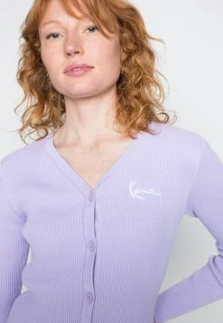 Karl Kani CHEST SIGNATURE BOLERO PURPLE - Strickjacke - Purple, Damen 6 Karl Kani CHEST SIGNATURE BOLERO PURPLE - Strickjacke - Purple, Damen -Outlet KARL KANI Store 2671abfea0ea4ed8ada8bf4d2ddf338b