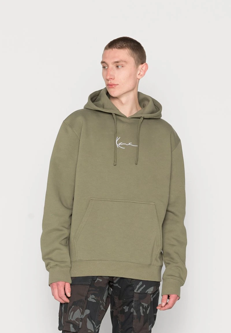 SMALL SIGNATURE ESSENTIAL HOODIE UNISEX - Sweatshirt - military green Karl Kani SMALL SIGNATURE ESSENTIAL HOODIE UNISEX - Sweatshirt - Military Green -Outlet KARL KANI Store 277e12ace2524d0096526537750bec8d