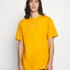 Karl Kani SMALL SIGNATURE ESSENTIAL TEE UNISEX - T-Shirt Basic - Dark Yellow 2 Karl Kani SMALL SIGNATURE ESSENTIAL TEE UNISEX - T-Shirt Basic - Dark Yellow -Outlet KARL KANI Store 298d1ccc2e0a455798309788686996c7