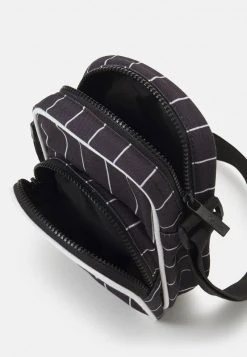 Karl Kani SIGNATURE PINSTRIPE MESSENGER BAG UNISEX - Umhängetasche - Black 8 Karl Kani SIGNATURE PINSTRIPE MESSENGER BAG UNISEX - Umhängetasche - Black -Outlet KARL KANI Store 2a54071e8fba47e4ab90162c62023bcd