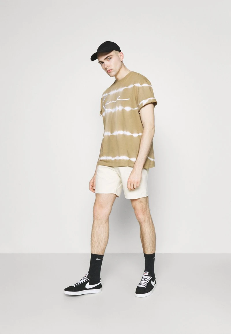 SIGNATURE TEE UNISEX - T-Shirt print - sand Karl Kani SIGNATURE TEE UNISEX - T-Shirt Print - Sand -Outlet KARL KANI Store 2ac7b6febcf245619761e44e1957d248
