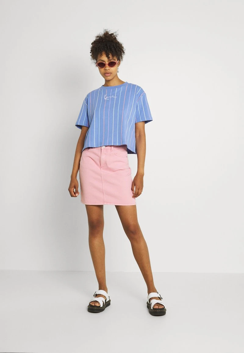 Karl Kani SMALL SIGNATURE SHORT PINSTRIPE TEE - T-Shirt Print - Blue, Damen 4 Karl Kani SMALL SIGNATURE SHORT PINSTRIPE TEE - T-Shirt Print - Blue, Damen – Bild 2