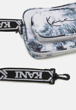 Karl Kani SIGNATURE TAPE SMALL BAG UNISEX - Umhängetasche - Black 5 Karl Kani SIGNATURE TAPE SMALL BAG UNISEX - Umhängetasche - Black -Outlet KARL KANI Store 2c9f21b949d34da39ba1026338478c1b