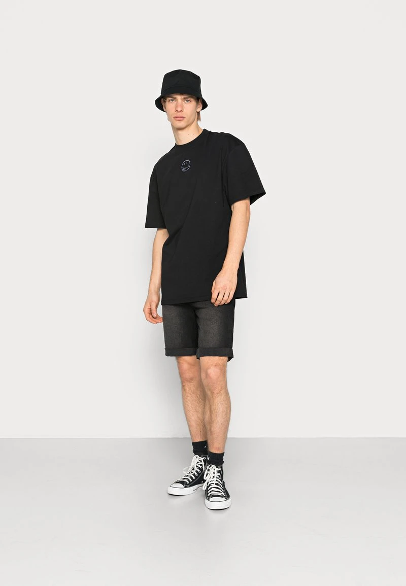 KARL KANI X SMILEY® SMALL SIGNATURE PRINT TEE - T-Shirt Print - Black, Unisex 4 KARL KANI X SMILEY® SMALL SIGNATURE PRINT TEE - T-Shirt Print - Black, Unisex – Bild 2